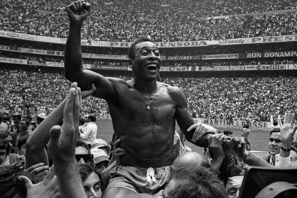 Auf dem Gipfel: Pelé führt Brasilien 1970 zum dritten Weltmeister-Titel und wird nach dem Finale von den Fans auf den Schultern getragen