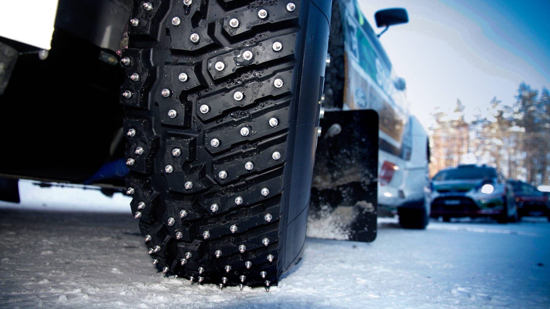 Winterreifen mit Spikes: Die Metallstifte haben nicht nur Vorteile. Deshalb sind sie in vielen Ländern verboten.