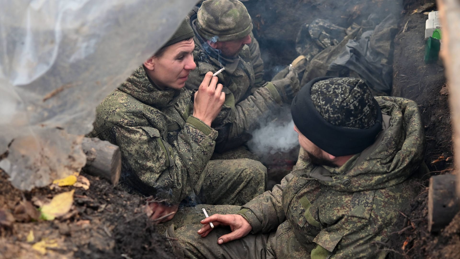 Russische Soldaten in einem Schützengraben (Archivbild): Eine Einheit berichtet, sie hätte keine Verpflegung bekommen.