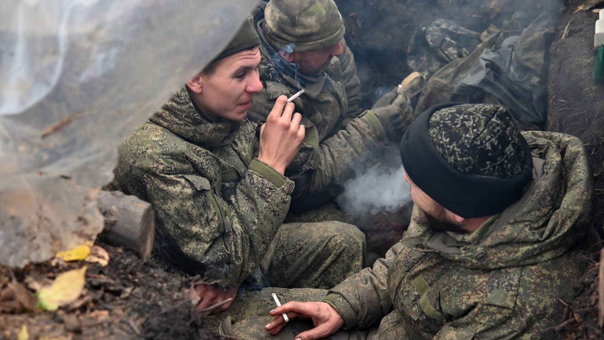 Russische Soldaten in einem Schützengraben (Archivbild): Eine Einheit berichtet, sie hätte keine Verpflegung bekommen.