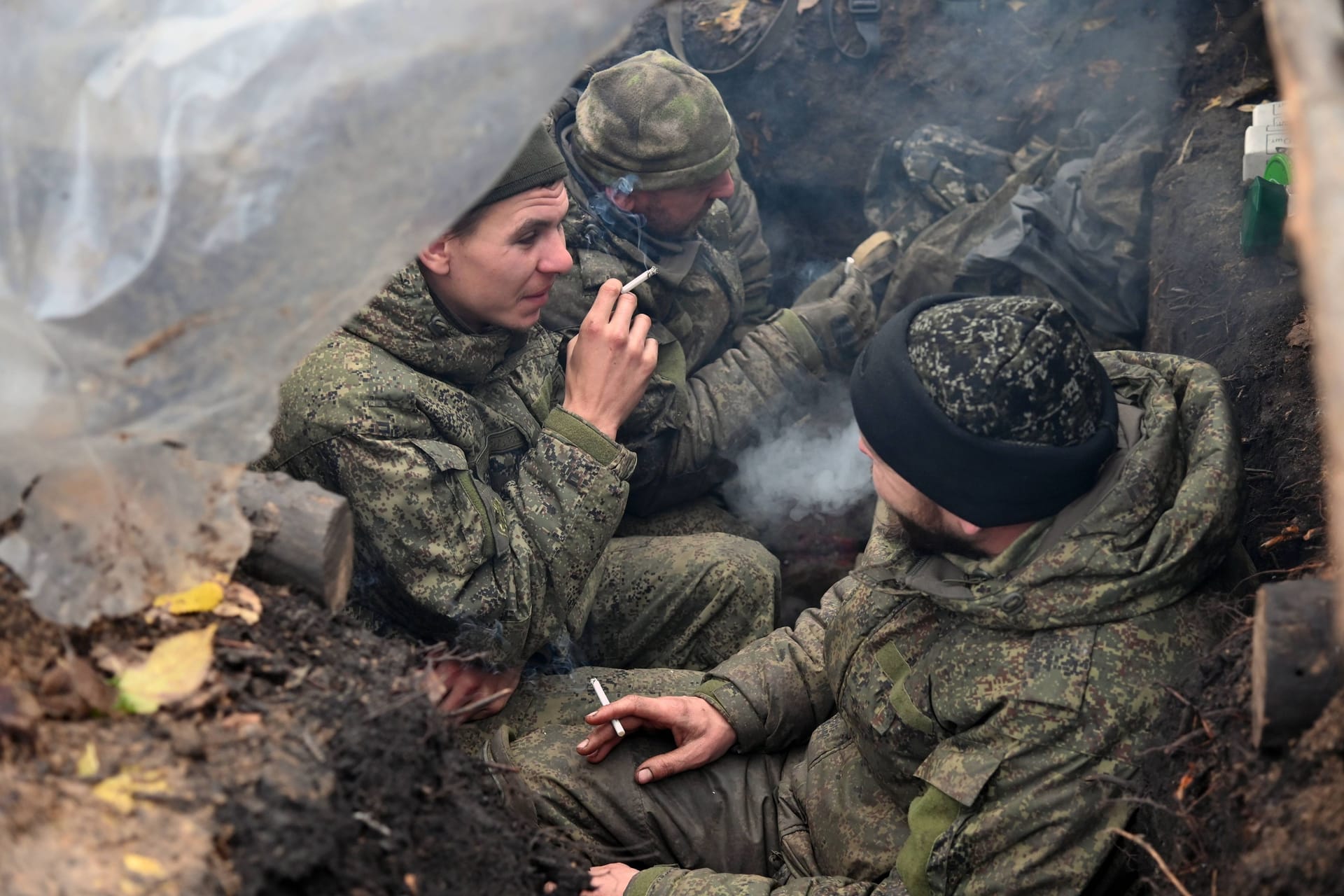 Russische Soldaten in einem Schützengraben (Archivbild): Eine Einheit berichtet, sie hätte keine Verpflegung bekommen.