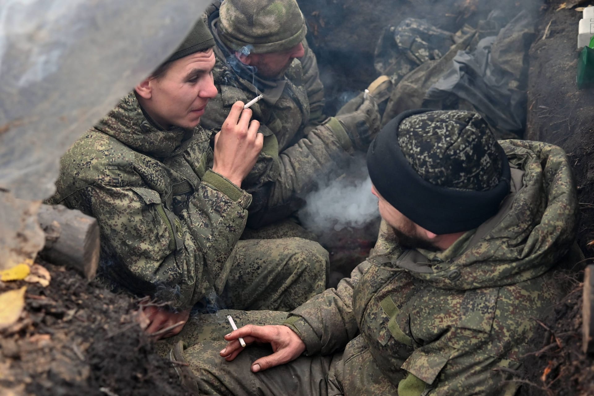 Russische Soldaten in einem Schützengraben (Archivbild): Eine Einheit berichtet, sie hätte keine Verpflegung bekommen.