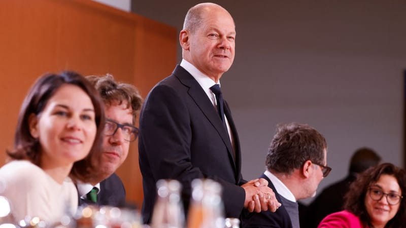 Bundeskanzler Olaf Scholz mit Ministerinnen und Ministern: Olaf Scholz bedankt sich für ein Jahr guter Zusammenarbeit. Bundeskanzler Olaf Scholz mit Ministerinnen und Ministern: Olaf Scholz bedankt sich für ein Jahr guter Zusammenarbeit.