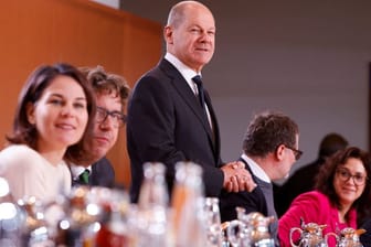 Bundeskanzler Olaf Scholz mit Ministerinnen und Ministern: Olaf Scholz bedankt sich für ein Jahr guter Zusammenarbeit.