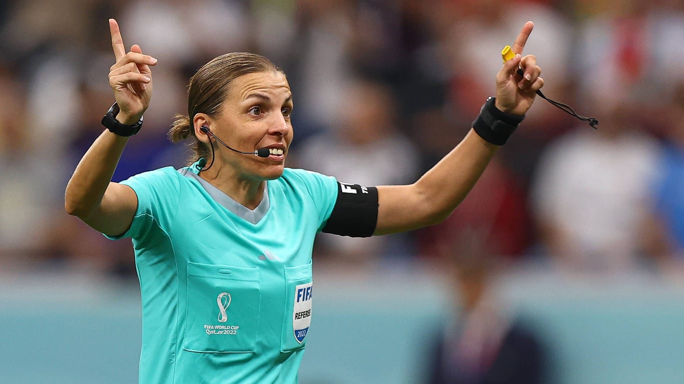 Stéphanie Frappart: Sie hat ihre erste WM-Partie gepfiffen.