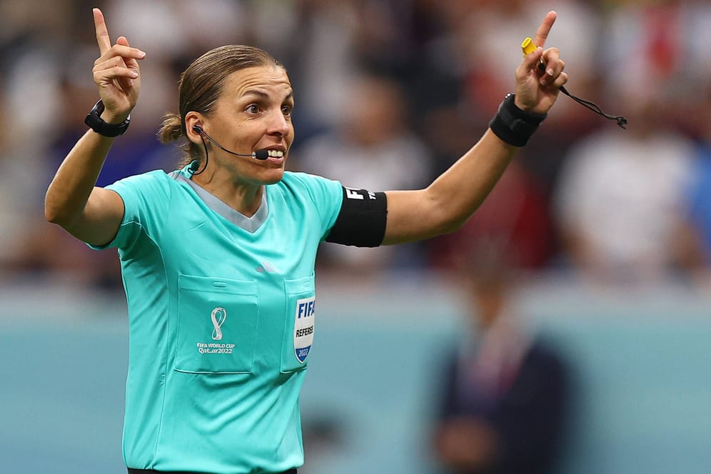 Stéphanie Frappart: Sie hat ihre erste WM-Partie gepfiffen.