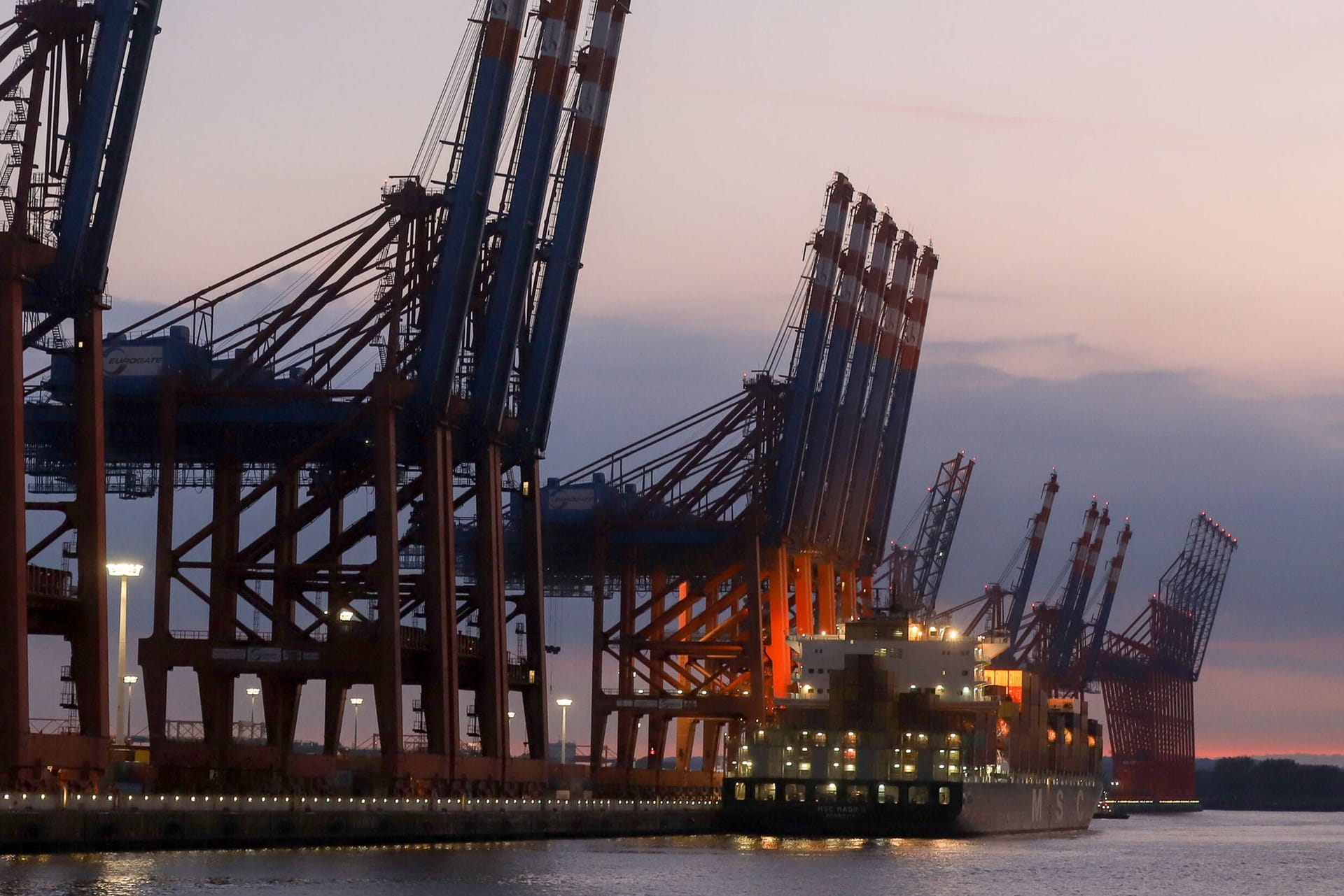 Szene am Hamburger Hafen (Symbolbild): Der Standort Deutschland verliert dem Industriepräsidenten Siegfried Russwurm zufolge an Wettbewerbsfähigkeit. Szene am Hamburger Hafen (Symbolbild): Der Standort Deutschland verliert dem Industriepräsidenten Siegfried Russwurm zufolge an Wettbewerbsfähigkeit.