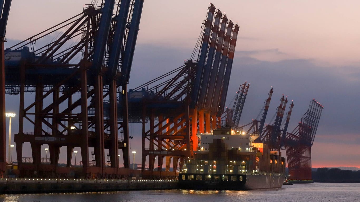 Szene am Hamburger Hafen (Symbolbild): Der Standort Deutschland verliert dem Industriepräsidenten Siegfried Russwurm zufolge an Wettbewerbsfähigkeit.