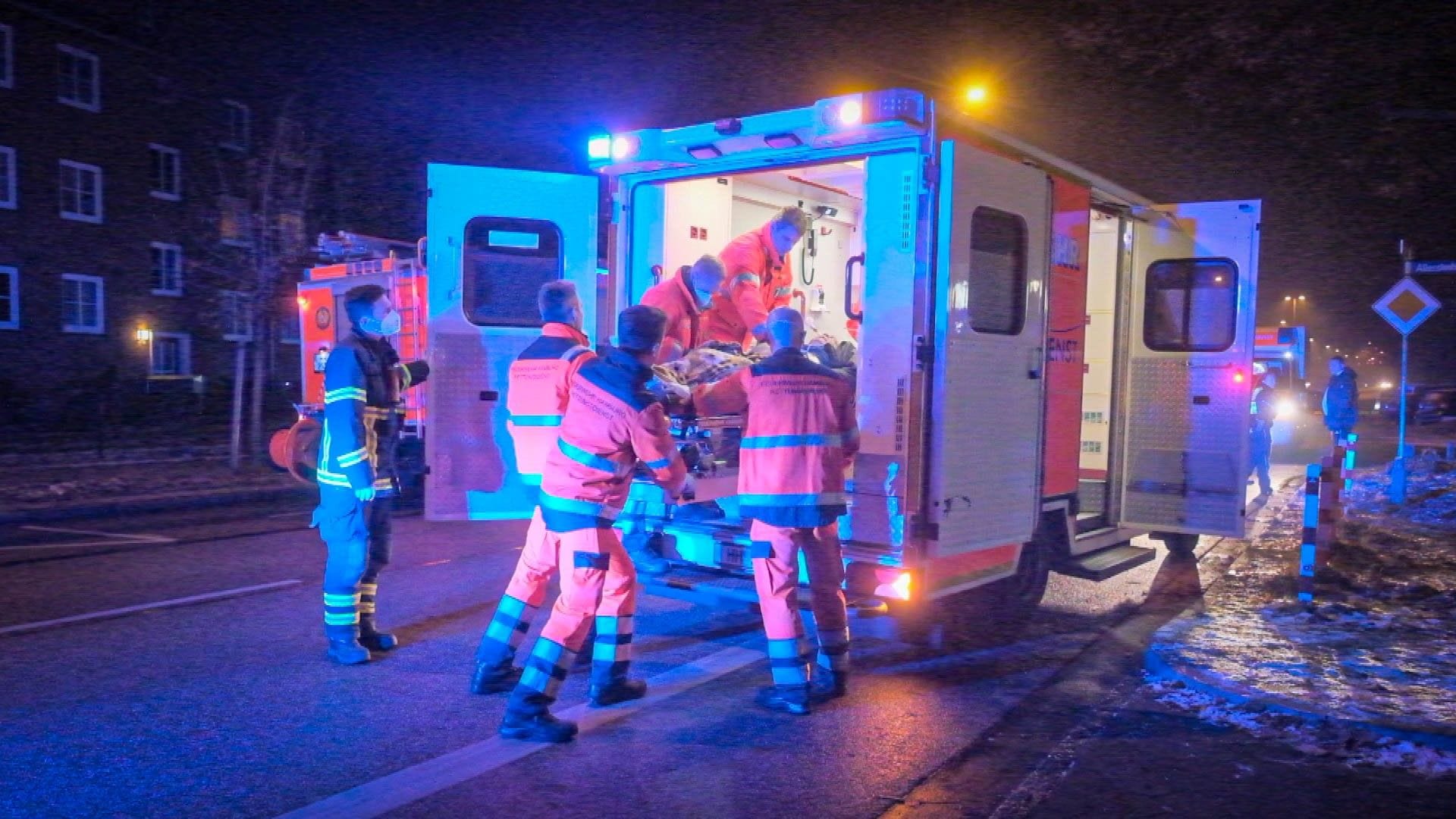 Einsatzkräfte bringen den Mann in einen Rettungswagen: Später erlag er an seinen schweren Verletzungen. Einsatzkräfte bringen den Mann in einen Rettungswagen: Später erlag er an seinen schweren Verletzungen.