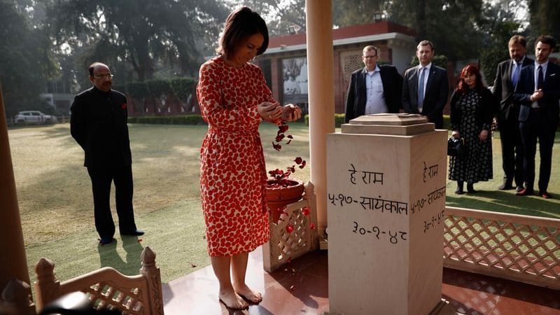 Annalena Baerbock: Die Außenministerin verstreut Rosenblätter im Gedenken an Mahatma Gandhi.