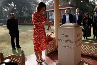 Annalena Baerbock: Die Außenministerin verstreut Rosenblätter im Gedenken an Mahatma Gandhi.