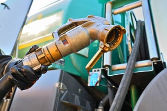 Neue Ölsanktion in Kraft: Autofahrer sollten nun keinen Sprit hamstern. Denn dadurch würde er sich erst recht verteuern.
