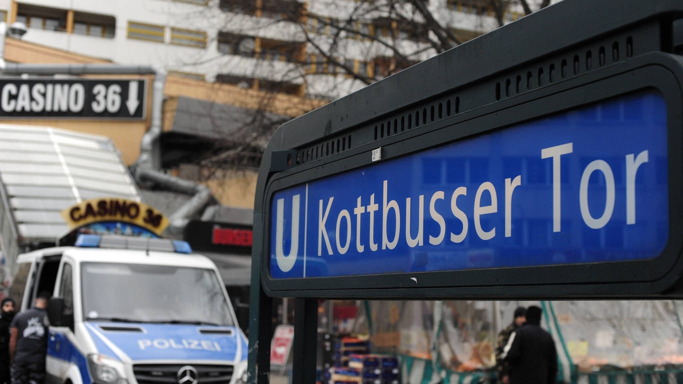 Mannschaftswagen der Polizei am Kottbusser Tor (Archivbild): Die Eröffnung der Kotti-Wache kündigte die Innensenatorin planmäßig für Februar 2023 an.