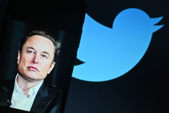 Eine Aufnahme von Twitter-CEO Elon Musk vor einem Logo der Plattform: Noch bevor er die Nutzer befragte, ob er jemand anderen an die Konzernspitze holen solle, soll Musk nach Nachfolger gesucht haben.