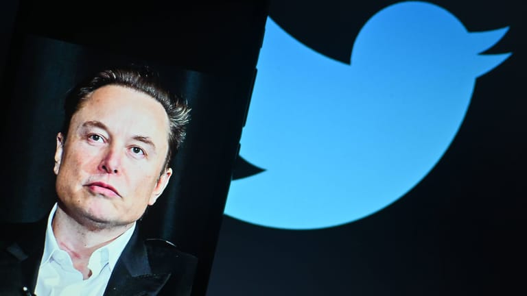 Eine Aufnahme von Twitter-CEO Elon Musk vor einem Logo der Plattform: Noch bevor er die Nutzer befragte, ob er jemand anderen an die Konzernspitze holen solle, soll Musk nach Nachfolger gesucht haben.