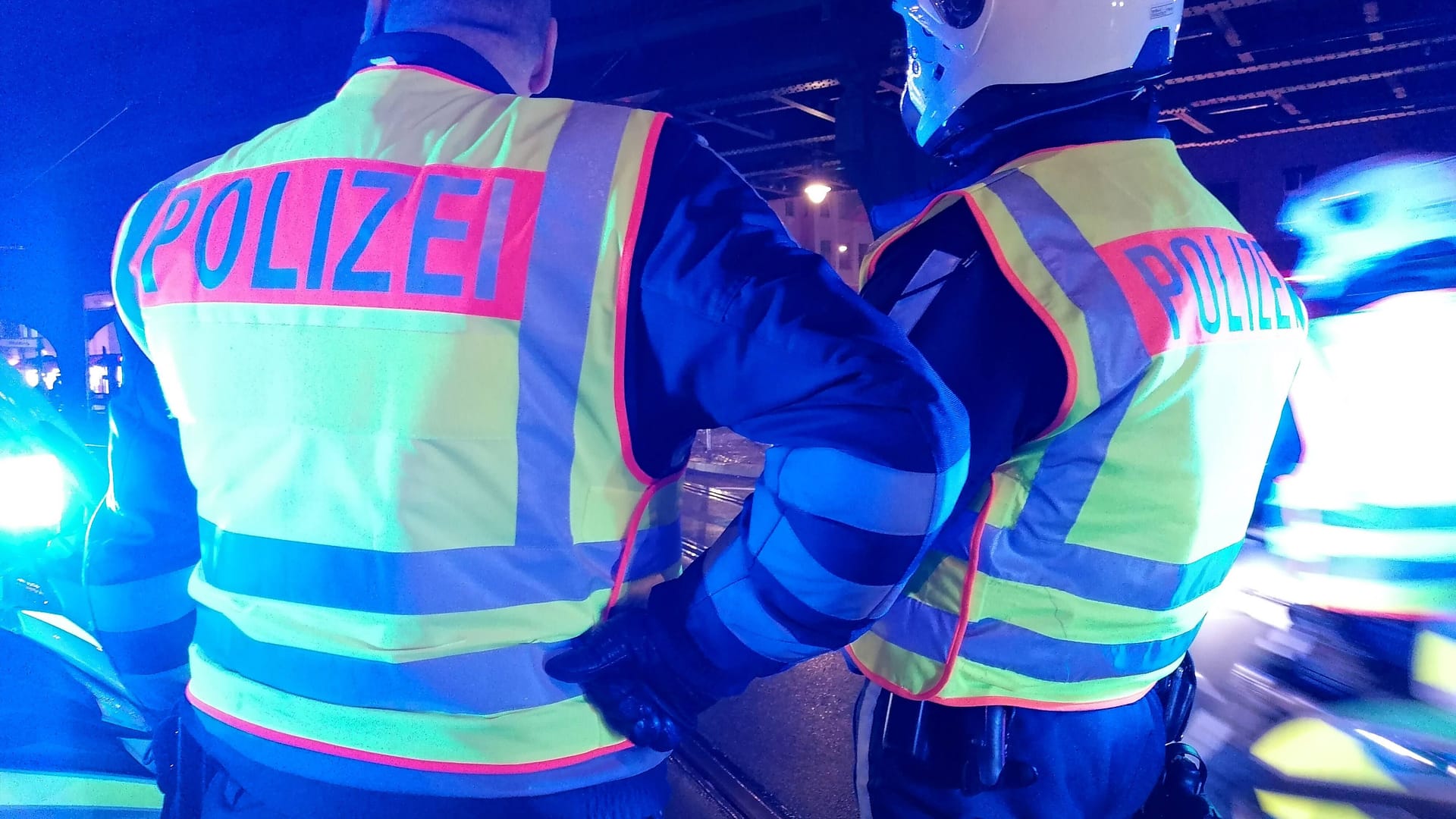 Polizisten im Einsatz (Symbolbild): Der Verdächtige wurde in der Nähe des Tatorts festgenommen.