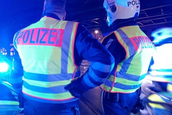 Polizisten im Einsatz (Symbolbild): Der Verdächtige wurde in der Nähe des Tatorts festgenommen.