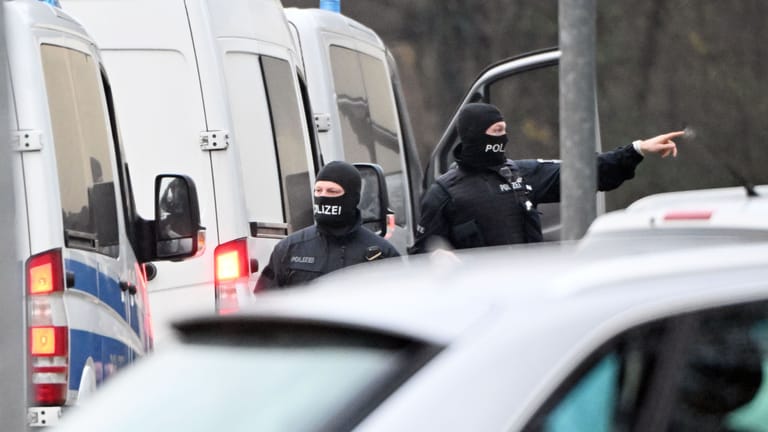 Großrazzia mit Folgen: Bundesweit hatten mehr 3.000 Polizisten durchsucht. Ein Ziel war auch die Adresse eines Staatsschutzbeamten des LKA Niedersachsen.