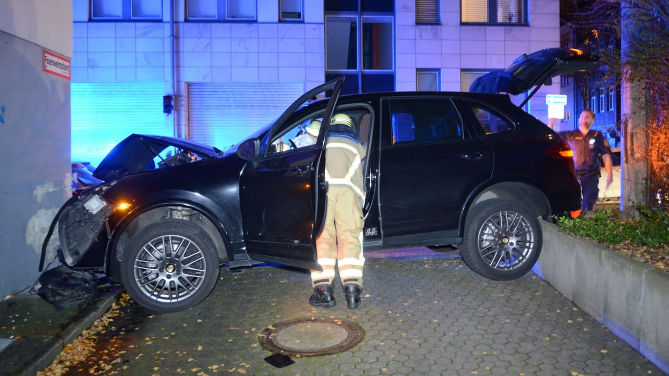 Am Donnerstagabend ist eine Porsche-Fahrerin in Fürth gegen eine Hauswand geknallt.