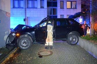 Am Donnerstagabend ist eine Porsche-Fahrerin in Fürth gegen eine Hauswand geknallt.