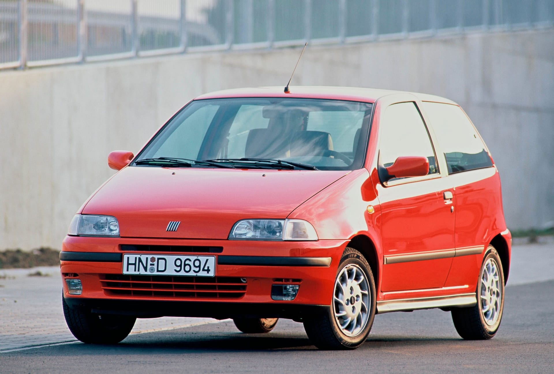 Mit dem ersten Punto ist Fiat 1993 ein vielbeachtetes Comeback im Kleinwagensegment gelungen.
