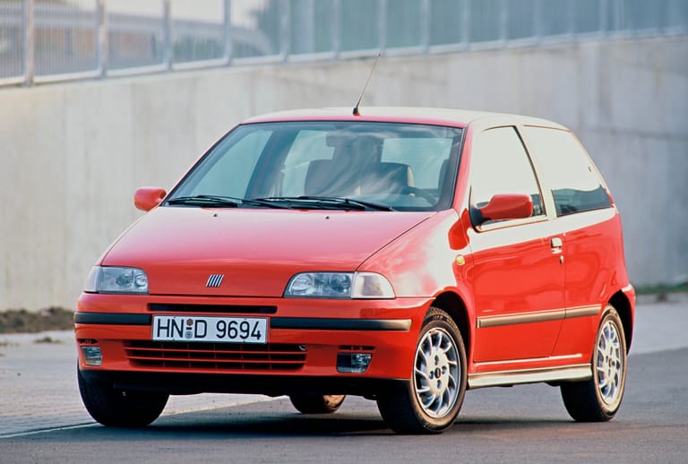 Mit dem ersten Punto ist Fiat 1993 ein vielbeachtetes Comeback im Kleinwagensegment gelungen.