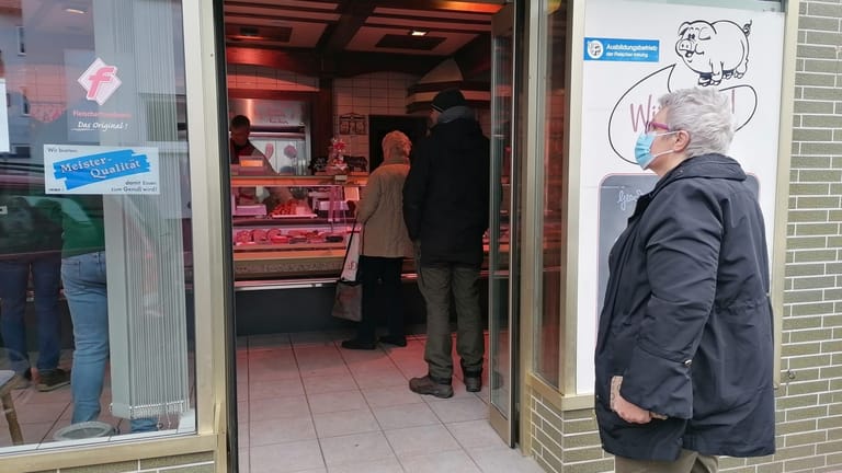 Hamsterkäufe: Kunden stehen vor der Metzgerei in Frankfurt Schlange.