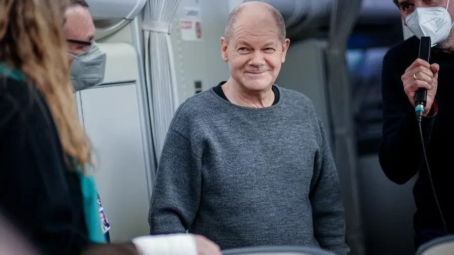 Olaf Scholz im Regierungsflieger.