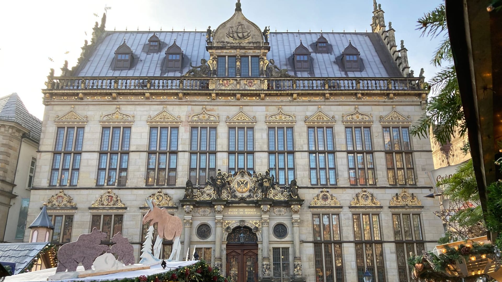 Der Schütting am Marktplatz von Bremen: Erbaut 1537/38, war das Gebäude früher Sitz der Kaufmannschaft und beherbergt heute die Handelskammer. Der Schütting am Marktplatz von Bremen: Erbaut 1537/38, war das Gebäude früher Sitz der Kaufmannschaft und beherbergt heute die Handelskammer.