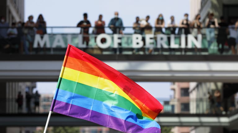 Pride Flag vor der Mall of Berlin (Archivbild): Feindliche Angriffe auf Menschen der LGBTQ+ Community sind in der Hauptstadt alltäglich.