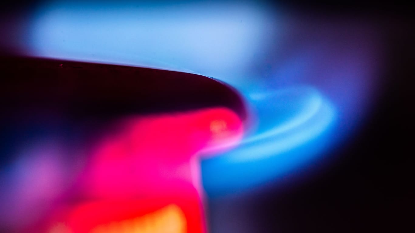 Flamme eines Gasherds (Symbolbild): In der Küche ist der Gasverbrauch vergleichsweise überschaubar. Deutlich mehr Sparpotenzial bietet die Heizung.