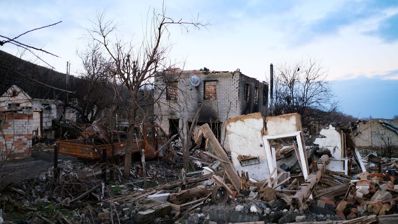 Zerstörte Siedlung in Kupjansk (Archivbild). Auch am Sonntag wurde die Stadt wieder Ziel russicher Angriffe.