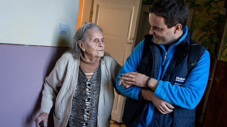 Mario Göb (r) und die 93-jährige Nina: Ihr Haus ist zerstört, trotzdem hofft sie eines Tages zurückzukehren.
