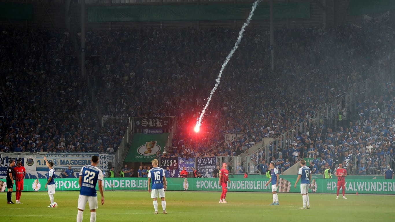 Frankfurt muss für Fehlverhalten der Fans zahlen.