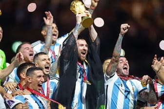 Am Ziel: Lionel Messi reckt den WM-Pokal in die Höhe.
