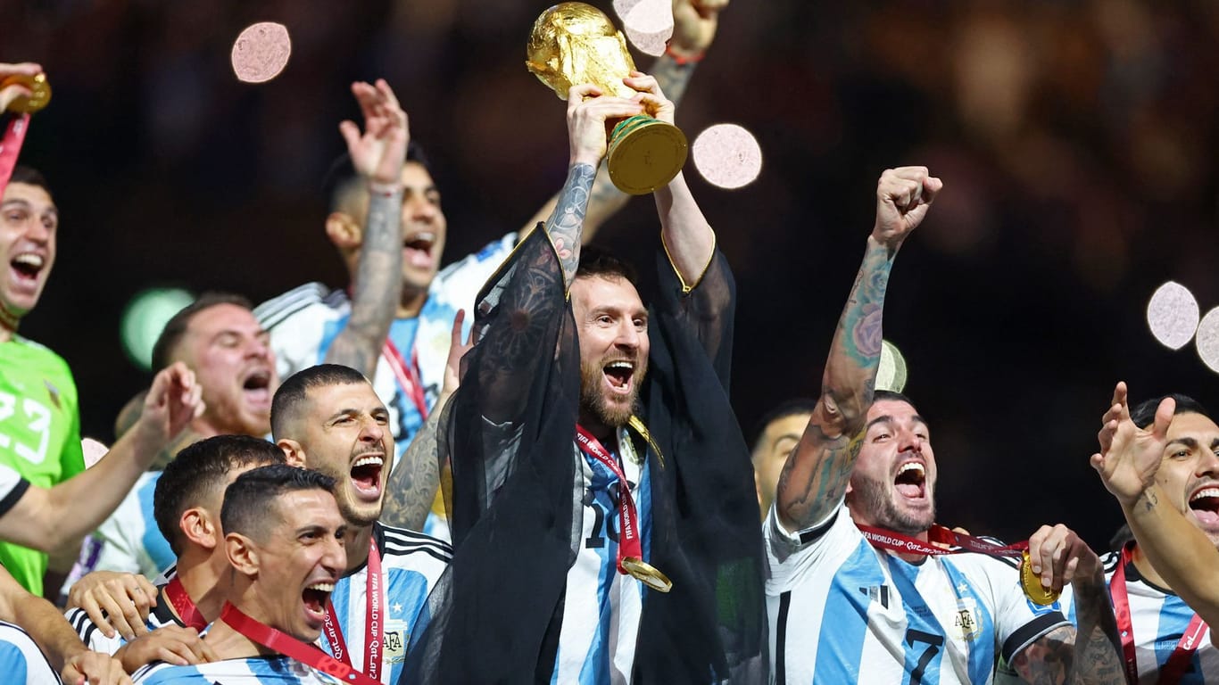 Am Ziel: Lionel Messi reckt den WM-Pokal in die Höhe.