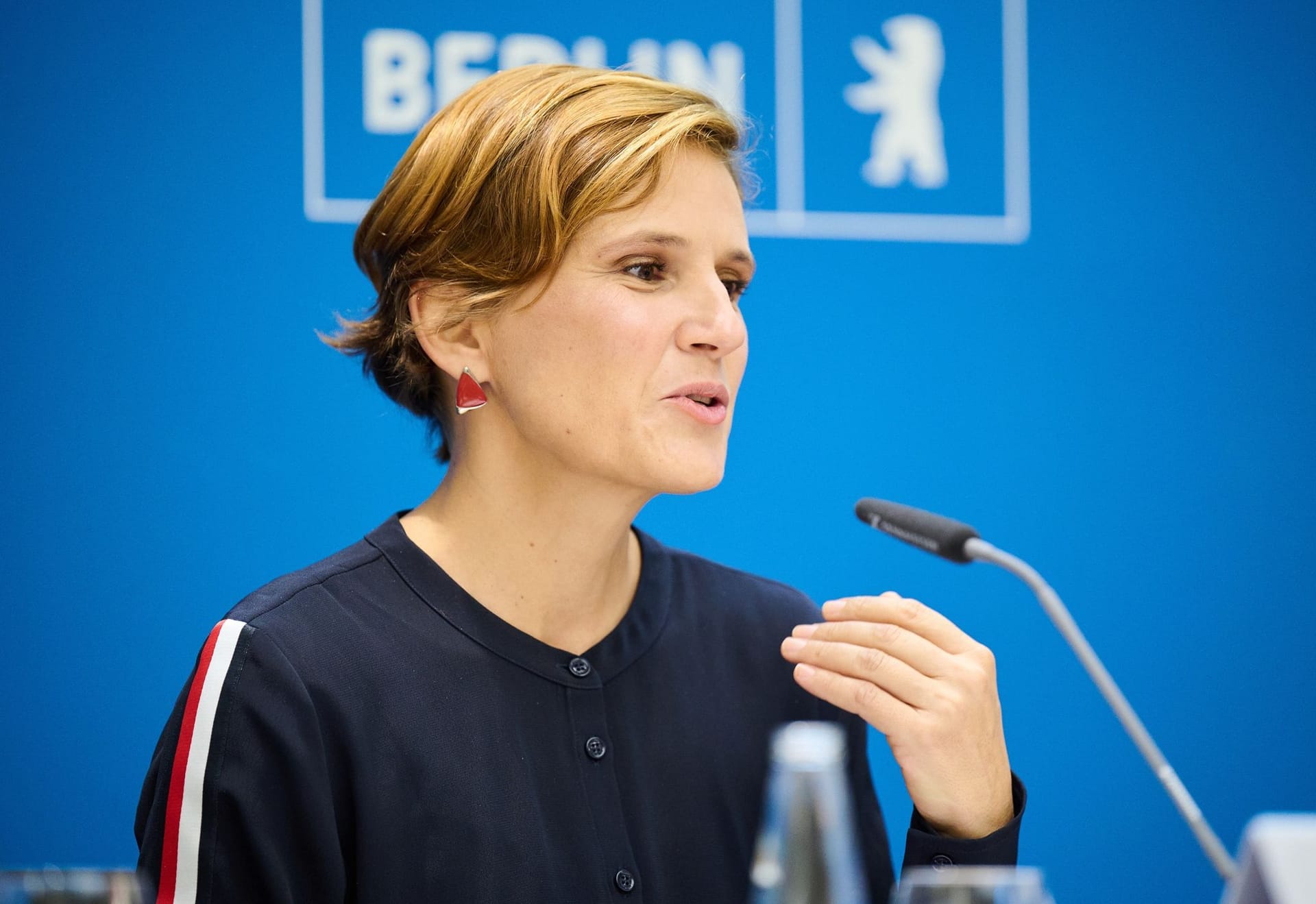 Katja Kipping, Berliner Senatorin für Integration, Arbeit und Soziales (Archivbild): Es bereitet ihr Sorge, dass am Flughafen Tegel Unterkünfte für Geflüchtete wegfallen.