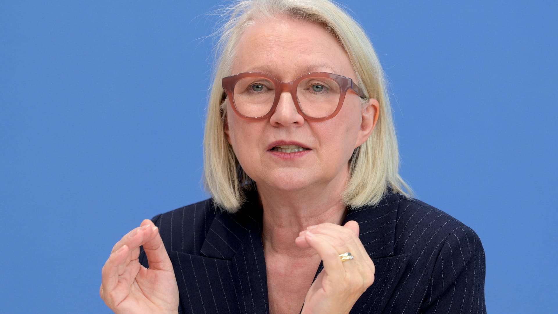 Monika Schnitzer bei einer Pressekonferenz (Archivbild): Die Chefin der Wirtschaftsweisen rechnet mit einer länger anhaltenden Inflation.