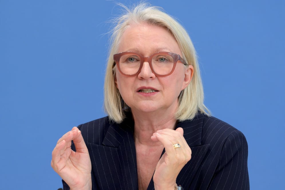 Monika Schnitzer bei einer Pressekonferenz (Archivbild): Die Chefin der Wirtschaftsweisen rechnet mit einer länger anhaltenden Inflation.