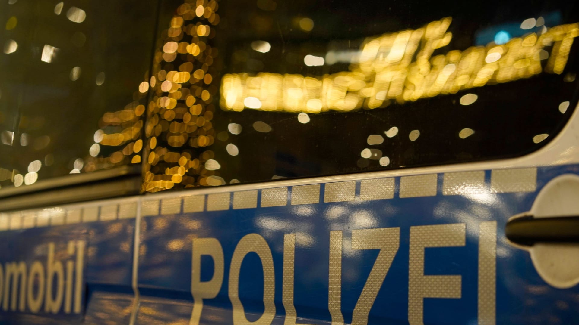 Spiegelung der Weihnachtsmarkt-Beleuchtung an einem Polizeiauto (Symbolbild): In Dortmund wurde die Polizeipräsenz erhöht. Spiegelung der Weihnachtsmarkt-Beleuchtung an einem Polizeiauto (Symbolbild): In Dortmund wurde die Polizeipräsenz erhöht.