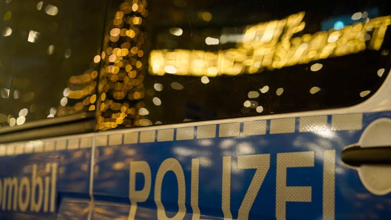 Spiegelung der Weihnachtsmarkt-Beleuchtung an einem Polizeiauto (Symbolbild): In Dortmund wurde die Polizeipräsenz erhöht.