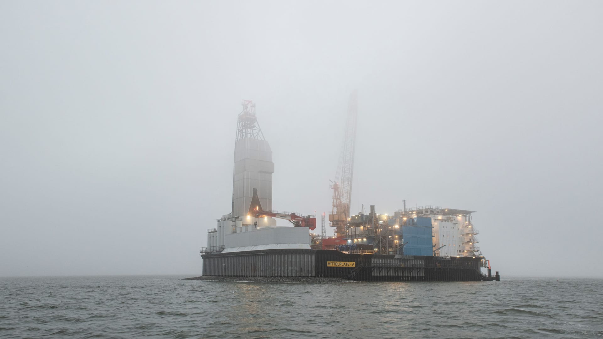 Blick auf die Bohrinsel Mittelplate im Morgennebel: Personal, Verpflegung und Material kommt per Schiff aus Cuxhaven.