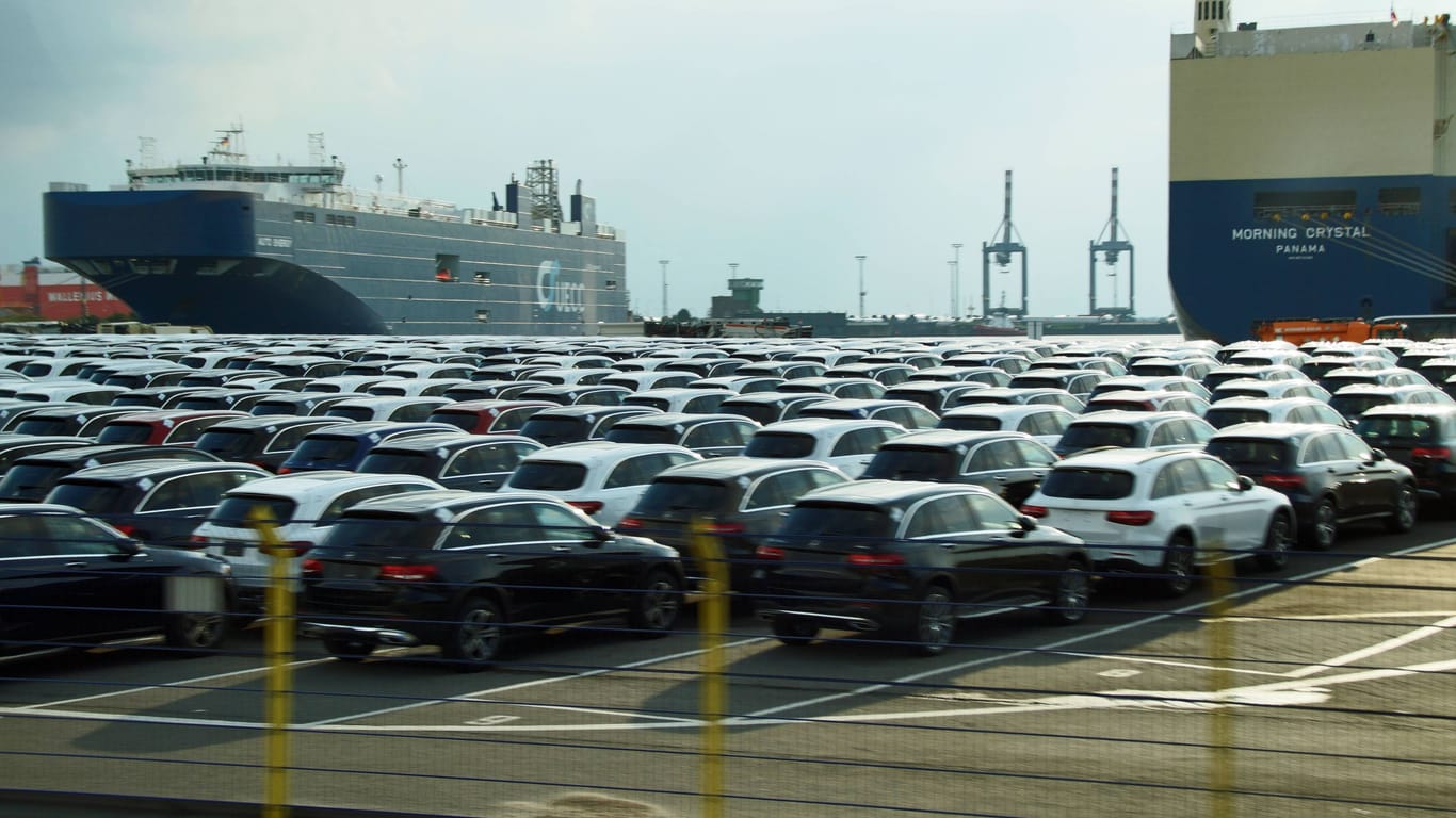 Der Autocarrier „Auto Energy“ (l) am Bremerhavener Autoterminal (Archivfoto): Auf das Schiff passen bis zu 4.000 Fahrzeuge.