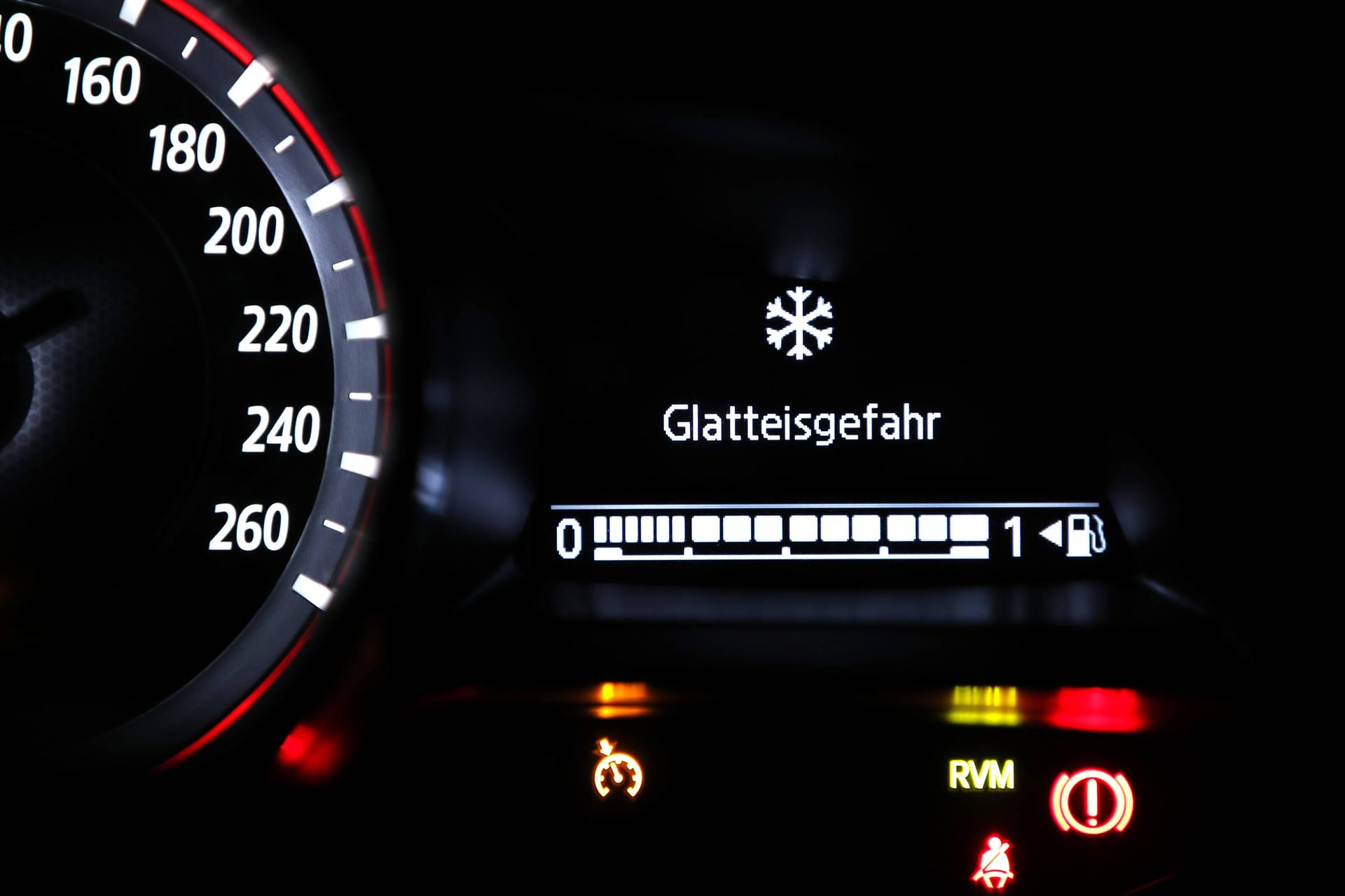 Warnanzeige im Auto (Symbolbild): In NRW ist ein Autobahnabschnitt wegen Glätte und Unfällen gesperrt.