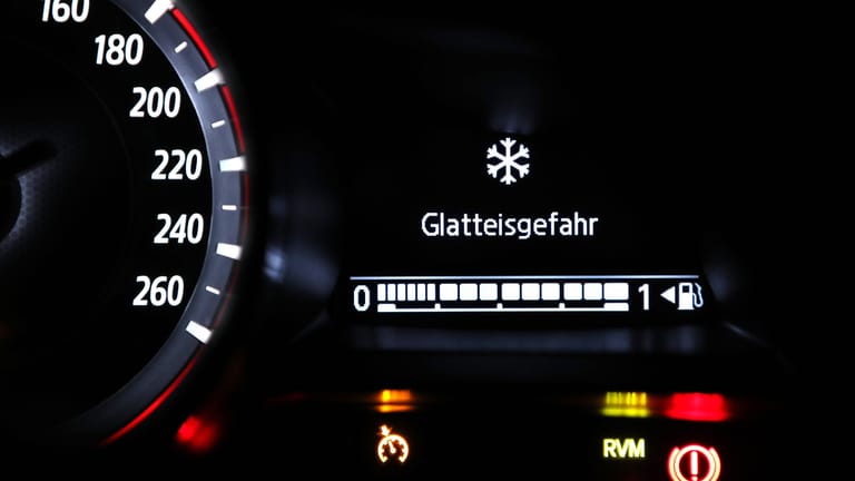 Warnanzeige im Auto (Symbolbild): In NRW ist ein Autobahnabschnitt wegen Glätte und Unfällen gesperrt.