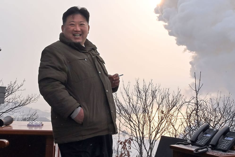 Kim Jong Un bei einem Waffentest: Immer wieder fliegen nordkoreanische Raketen Richtung Japan.