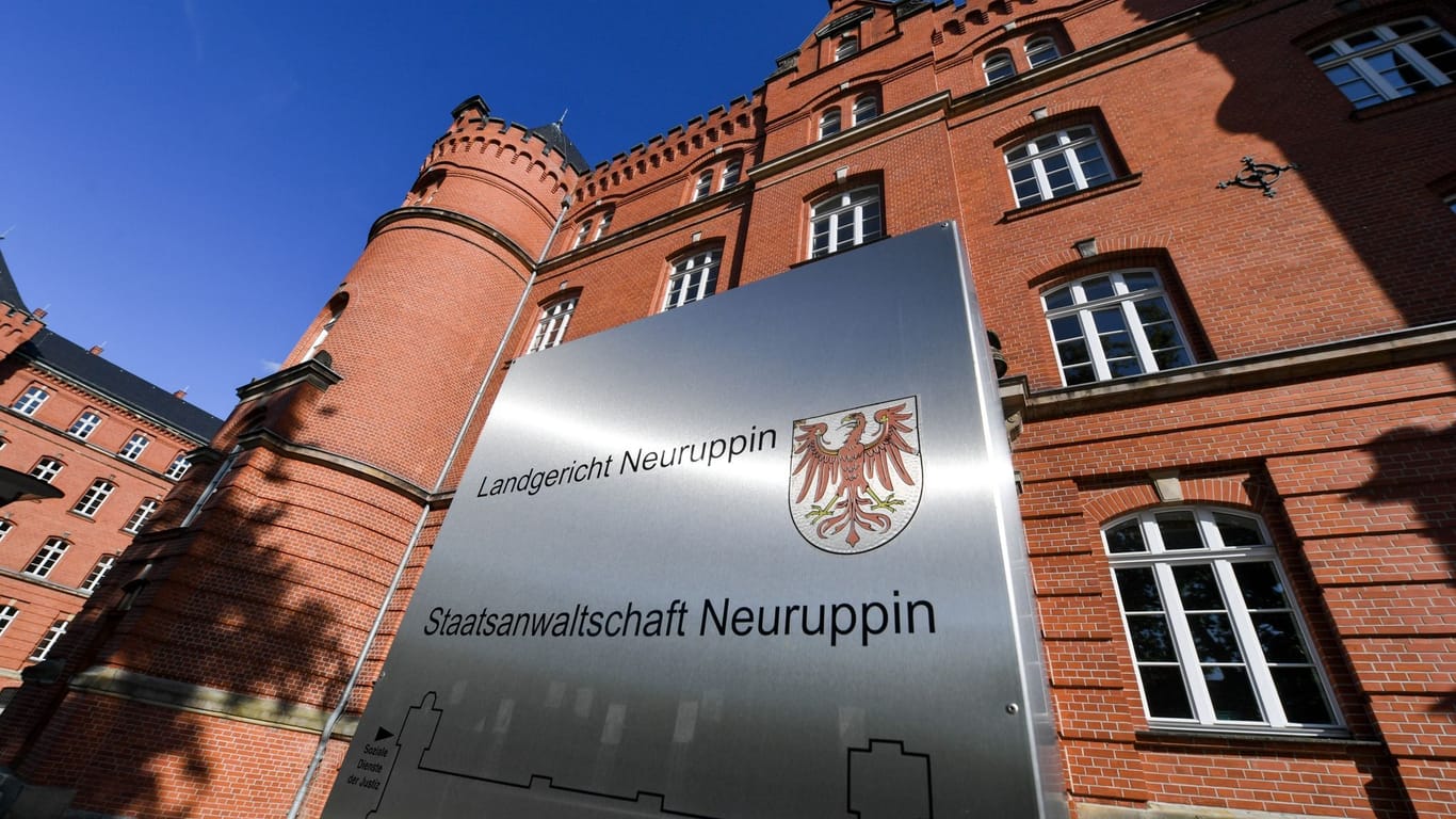 Das Landgericht Neuruppin (Archivbild): Ein Mann muss wegen eines Raserunfalls ins Gefängnis.