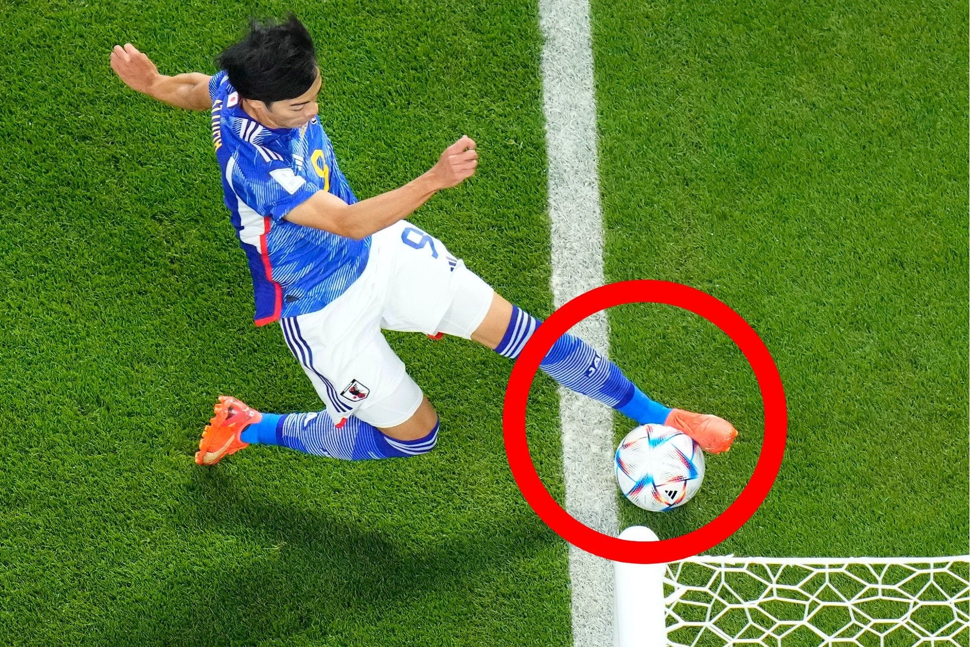 Hinter der Linie: Der Ball vor der Flanke zum entscheidenden 2:1 für Japan war nicht in vollem Umfang im Aus, entschied der Videoassistent.