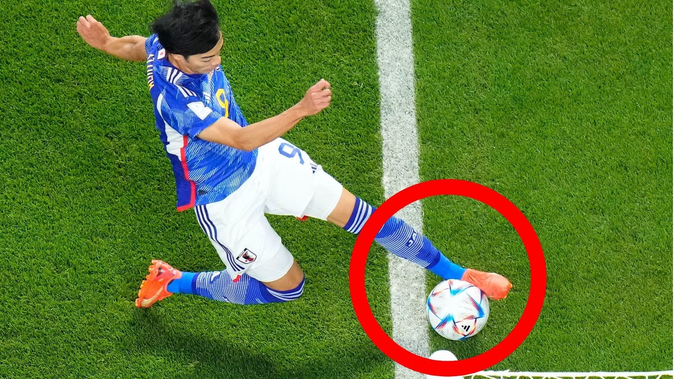 Hinter der Linie: Der Ball vor der Flanke zum entscheidenden 2:1 für Japan war nicht in vollem Umfang im Aus, entschied der Videoassistent.