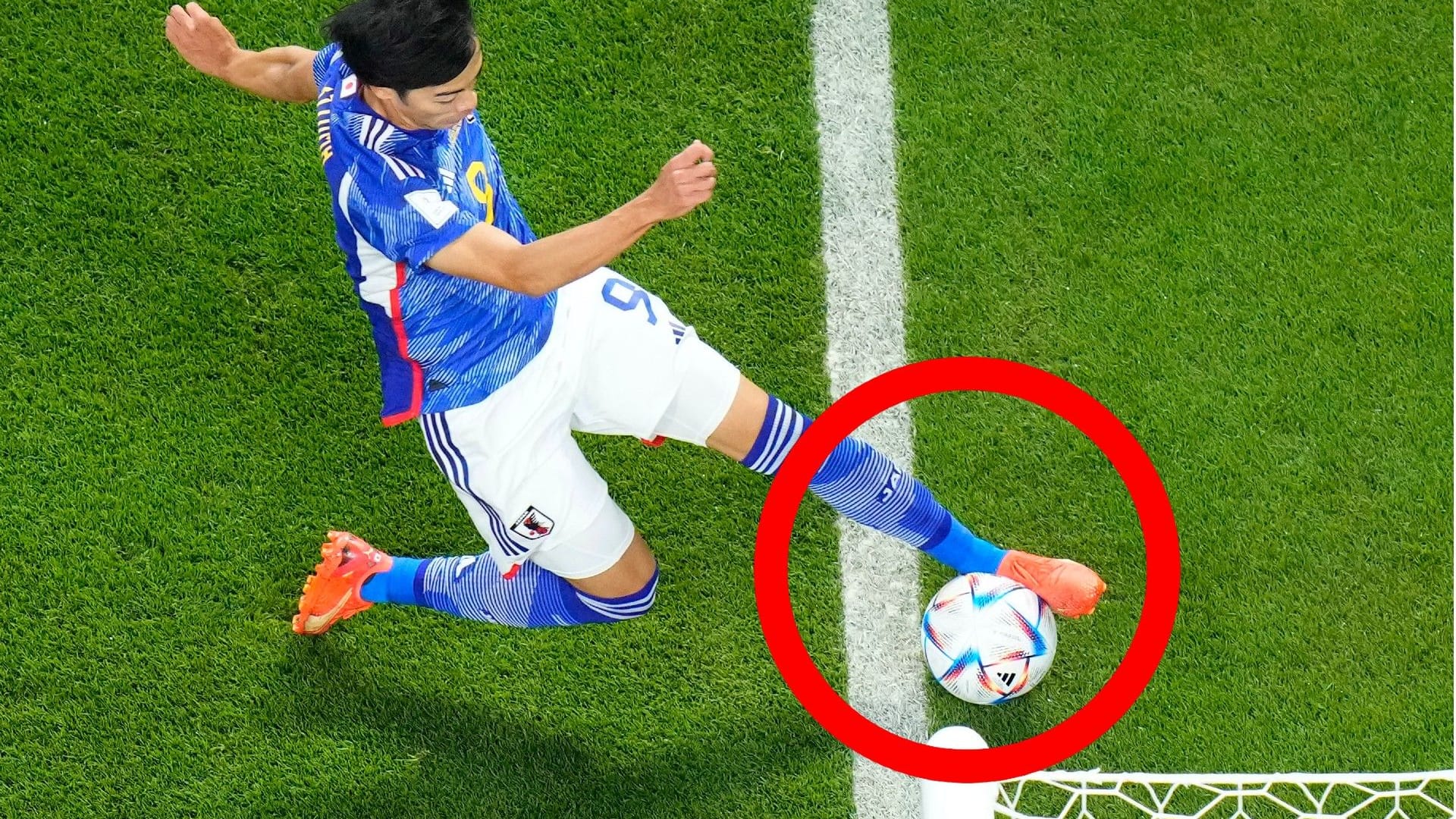 Hinter der Linie: Der Ball vor der Flanke zum entscheidenden 2:1 für Japan war nicht in vollem Umfang im Aus, entschied der Videoassistent.